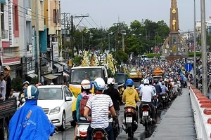 Hàng ngàn người đưa tiễn gia đình 6 người tử nạn trong đám cháy