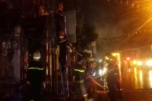 Cháy chùa Quan Âm, cả khu phố chạy tán loạn