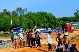 Vụ dân mang quan tài lên đường cao tốc: Khởi tố thêm một cán bộ