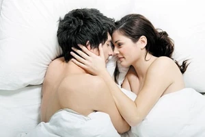 7 hành động gợi cảm với đôi bàn tay