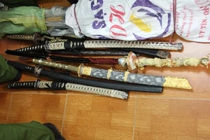 Kiểm tra cửa hàng mỹ phẩm, lộ ra kho vũ khí