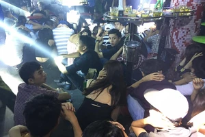 Quán bar Diamond là vỏ bọc một đường dây đánh bạc