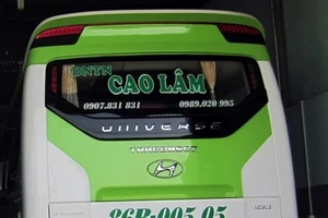 Xe khách lùi ẩu khiến 2 vợ chồng thiệt mạng