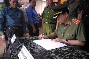 Bộ trưởng Bộ Công an viếng đám tang bí thư, chủ tịch HĐND tỉnh Yên Bái