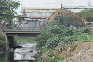 Mố cầu Tân Kỳ - Tân Quý sập sau trận mưa kỷ lục