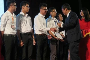 62 tân sinh viên nhận học bổng hơn 7 tỉ đồng
