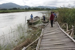 ​Cầu liên xã bị cuốn trôi, dân gặp khó