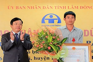 Tài xế Bắc nhận huân chương Dũng cảm