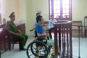 Tài xế xe tải làm lật tàu SE5 đến tòa bằng xe lăn