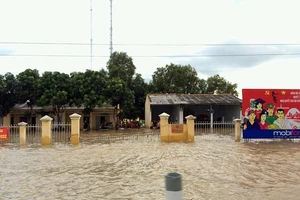 Thủy điện xả lũ, mưa lớn, nhà dân và QL1 ngập nặng