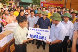 Bộ Thông tin-Truyền thông trao quà cứu trợ tại Hà Tĩnh