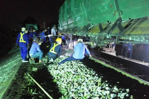 Tàu hỏa lật, đường sắt Bắc-Nam bị chia cắt