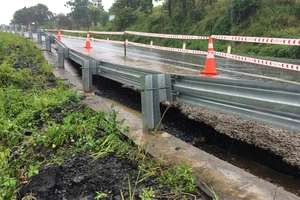 Sụt lún nghiêm trọng trên đường Hồ Chí Minh