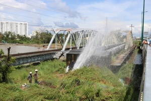 Khắc phục sự cố vỡ ống nước qua cầu Gò Dưa