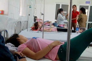 Nhiều công nhân công ty may nhập viện