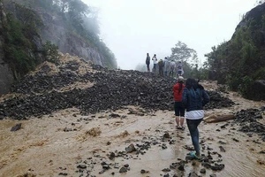 Sạt lở nghiêm trọng đèo Khánh Vĩnh