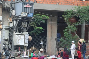 Vô tư kinh doanh dưới biến áp ‘tử thần’