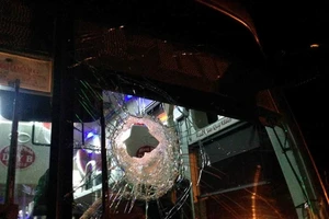 Hai người chở cả ba lô đá ném hàng loạt xe khách