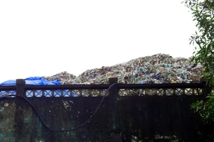 Nhà máy xử lý rác trở thành... bãi rác