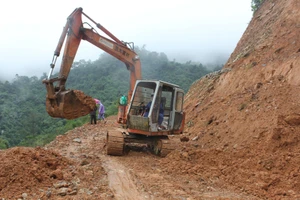 Sạt lở núi ở Quảng Ngãi, tê liệt giao thông vùng cao 