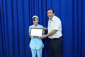 Hộ lý trả lại chỉ vàng cho bệnh nhân đánh rơi