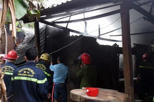 Xưởng gỗ bốc cháy sau tiếng nổ lớn