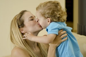 Đây là lý do tuyệt đối không được hôn môi trẻ em