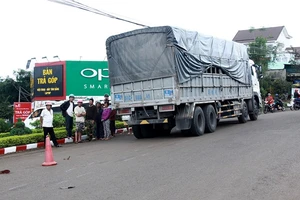 Thương tâm người phụ nữ bị xe tải cuốn vào gầm