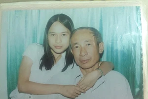 Con gái khóc ròng tìm cha đi lạc