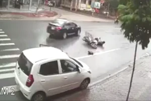 Bất cẩn khi mở cửa ô tô, vạ người hại mình