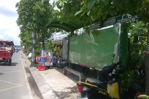 Xóa nhanh hình ảnh phản cảm ở trạm chờ xe buýt