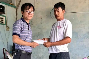Trao tiền giúp đỡ anh Bằng cứu vợ