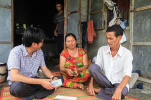 Giúp sức người đàn ông bệnh tật sống trong nghĩa địa