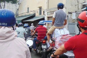 Làm xiếc giữa đường