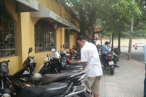Điểm giữ xe vỉa hè giá cao hơn khu giải trí