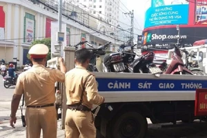 Dân muốn kiểm tra việc CSGT 'dọa' giam xe