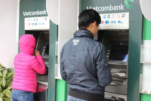 Làm gì để rút tiền ATM an toàn ngày Tết?