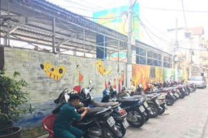 Bức tường tươi đẹp trước cổng ủy ban