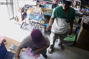 Bé 10 tuổi theo “cha” đi trộm: Xử thế nào?