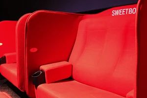 Từ vụ CGV để lộ ảnh nóng khách: Có nên đặt sweetbox trong rạp?