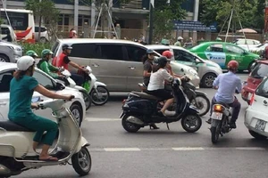 Dừng xe, gạt chống giữa đường 'buôn dưa'