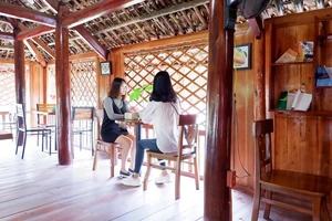 Giới trẻ thích thú quán cà phê nhà sàn độc đáo 