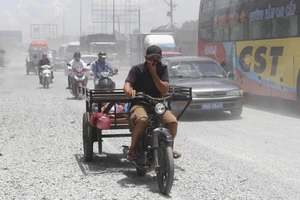 Dân quốc lộ 1A khóc ròng cảnh bụi đường mù mịt