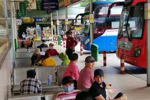Đáng lo ngại: Nhiều người không đeo khẩu trang ở bến xe