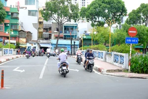 Chạy xe ngược chiều bất chấp nguy hiểm giờ cao điểm