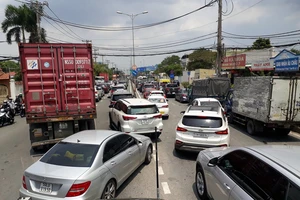 Kẹt xe tại phà Cát Lái: 3 tiếng nhích 1km