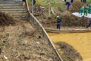 Chùm ảnh: Rác bủa vây cầu gỗ lim nổi tiếng ở Huế sau cơn lũ lớn