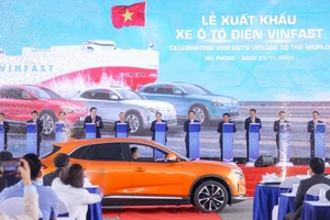 Thủ tướng Chính phủ chứng kiến lễ xuất khẩu lô ô tô điện Việt Nam đầu tiên sang Mỹ