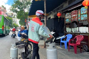 Gas thuộc mặt hàng bình ổn giá. ẢNH: TÚ UYÊN 