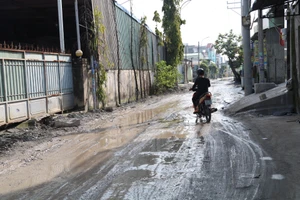 Chuẩn bị sửa chữa đường An Phú Đông 35 quận 12 sau khi Pháp Luật TP.HCM phản ánh